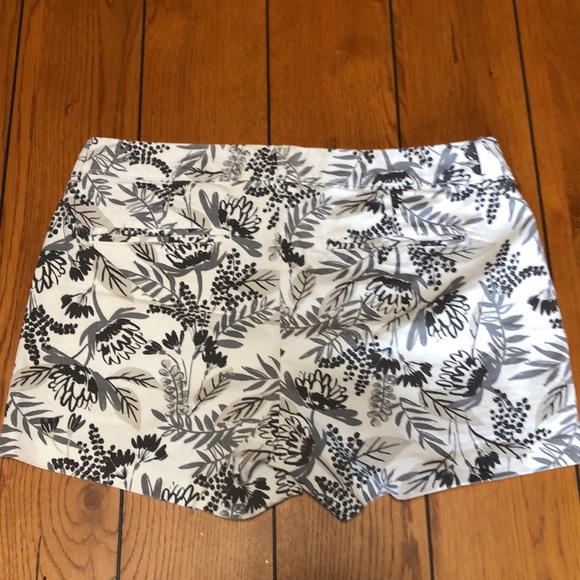 Old Navy pixie Chino style floral, print shorts size 8 - Picture 2 of 7
